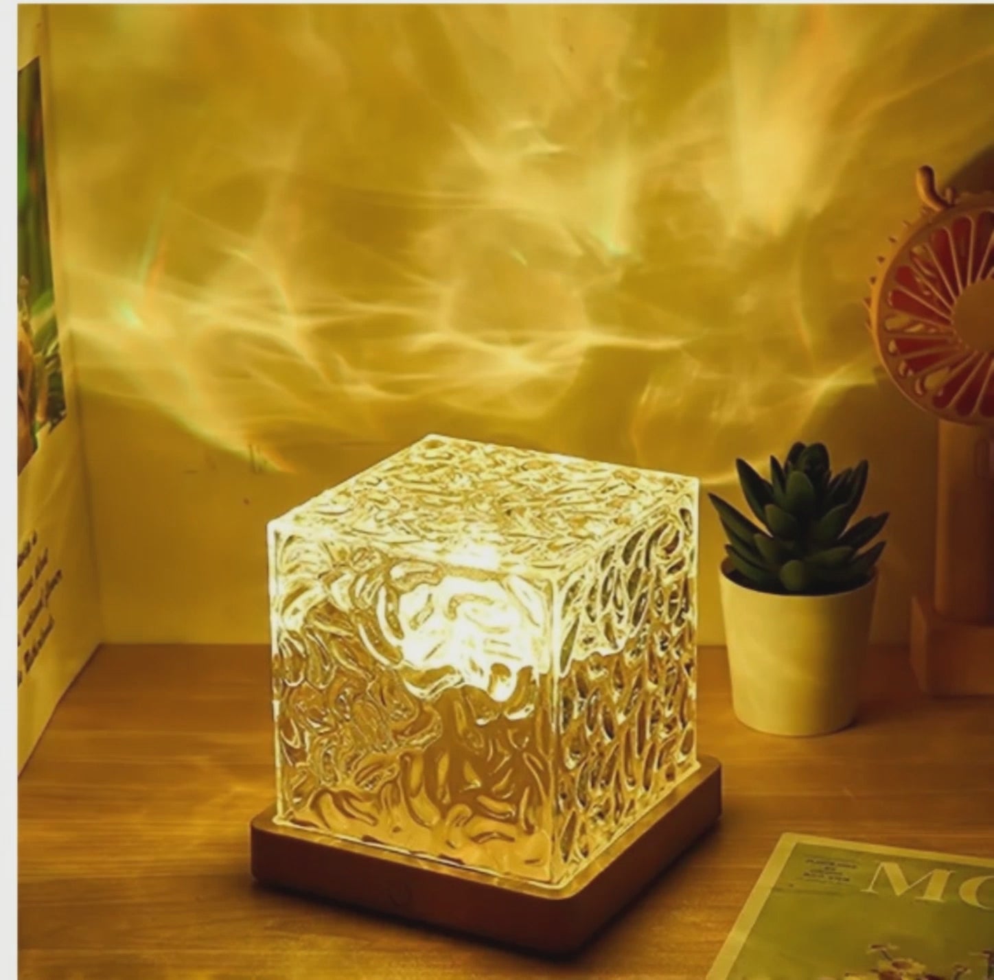 Charger la vidéo : &lt;p&gt;&lt;br/&gt;Illuminez votre intérieur d’une lueur douce et colorée.&lt;br/&gt;&lt;br/&gt;Avec &lt;strong&gt;16 couleurs au choix&lt;/strong&gt;, cette lampe transforme instantanément l’atmosphère de votre pièce et vous plonge dans une ambiance chaleureuse, apaisante ou pleine d’énergie selon vos envies.&lt;br/&gt;&lt;br/&gt;Un jeu de lumière unique pour rendre chaque moment plus spécial.&lt;br/&gt;&lt;br/&gt;&lt;/p&gt;